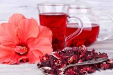 அழகாக இருக்கும் செம்பருத்தி பூவில் எவ்வளவு மருத்துவ குணங்கள் நிறைந்துள்ளது தெரியுமா? அதை தயாரிப்பது எப்படி?