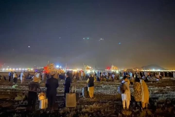 ஸ்தம்பித்த காபூல் விமான நிலையம்... கடைசி விமானத்திற்காக குவிந்த மக்களால் கூட்ட நெரிசல்