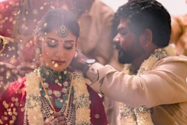 திருமணத்தின் போது தனது மனைவிக்கு விக்னேஷ் சிவன் கொடுத்த பரிசு- பதிலுக்கு நயன்தாரா கொடுத்தது என்ன தெரியுமா? | Vignesh Shiivan Gift To Nayanthara