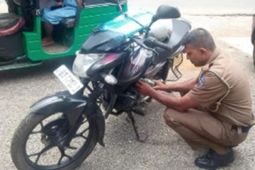 நாடு பெரும் திண்டாட்டத்தில் - பொலிஸ் அதிகாரியின் நெகிழ்ச்சி செயல்