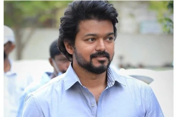 நடிகர் விஜய்க்கு 100 கோடிக்கு மேல் சம்பளம் கொடுக்க போட்டி போடும் தயாரிப்பாளர்கள்