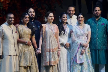 மருமகளிடம் பொது இடத்தில் அப்படி நடந்துக்கொண்ட முகேஷ் அம்பானி - வெடித்த சர்ச்சை!