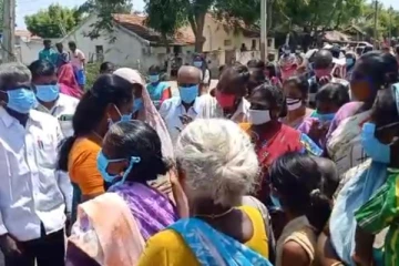 நிவாரணம் கொடுக்க வந்த எம்.எல்.ஏ.விடம் தண்ணீர் கேட்டு பொதுமக்கள் வாக்குவாதம்....