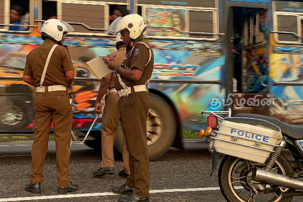 மன்னார் - தள்ளாடி வீதியில் மீனுடன் வந்த வாகனம் விபத்து: சாரதி படுகாயம் (Photos) | Mannar Thalladi Road Accident