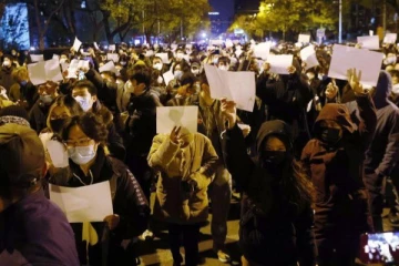 சீனாவில் வெடித்த போராட்டம்; செய்தியாளரை அடித்துதைத்த பொலிஸார்!