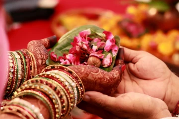 கணவருடன் விவாகரத்து ... 73 வயதில் காதலனை திருமணம் செய்த பாட்டி