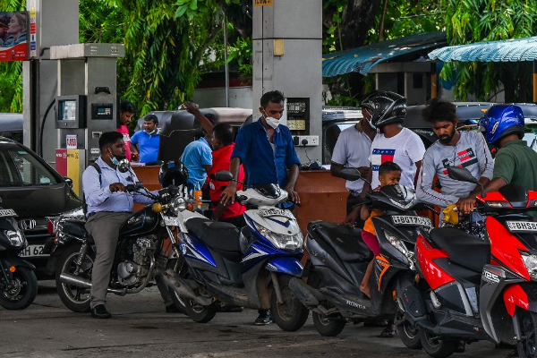 யாழில் வரிசையில்  நின்ற   நவீன ரக மோட்டார் சைக்கிள்களுக்கு விசமிகளால் ஏற்பட்ட நிலை! | The Status Of Modern Motorcycles Standing Jaffna