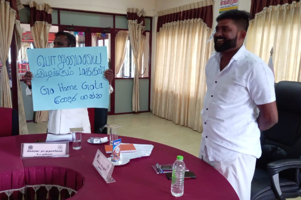 அரசுக்கு எதிராக ஆர்பாட்டத்தில் ஈடுபட்டுள்ள பொதுமக்கள் (Photos) | Civilians Protesting Against The Government