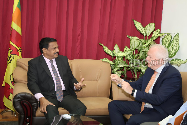 யாழ்.மாவட்ட தற்போதைய நிலைமைகள் :அரச அதிபரிடம் விரிவாக கேட்டறிந்த நெதர்லாந்து தூதுவர் | Dutch Ambassador Jaffna District Secretary Met