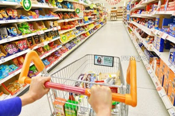 சாக்லேட் திருடியதாக கூறி பெண்ணை தாக்கிய ஊழியர்கள் | Employe Assault Woman Allegedly Stealing Chocolate
