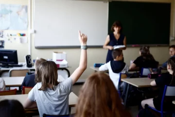 பிரான்சில் பள்ளி துவங்கிய முதல் நாளே வீட்டுக்குத் திருப்பி அனுப்பப்பட்ட மாணவிகள் பலர்: பின்னணியில் உடை