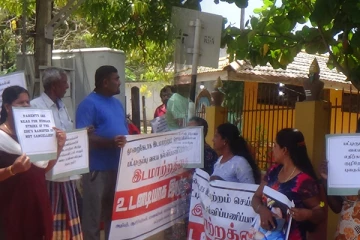 பட்டிருப்பு வலயக் கல்விப் பணிப்பாளர் இடமாற்றம் செய்யப்பட்டமைக்கு எதிராக ஆர்ப்பாட்டம்