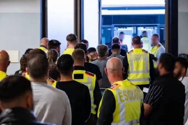 புலம்பெயர்ந்தோர் தொடர்பில் அதிகரிக்கும் அழுத்தம்... குற்றவாளி ஒருவரை நாடு கடத்திய ஜேர்மனி | Germany Deports Criminal To Syria