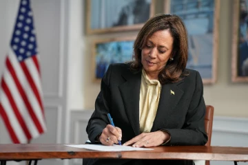 அமெரிக்க ஜனாதிபதி வேட்பாளராக கமலா ஹாரிஸ் பெயர் இறுதி., அதிகாரப்பூர்வ அறிவிப்பு