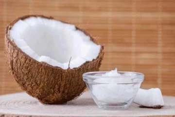 தூங்கும் முன்பு ஒரு துண்டு தேங்காய் சாப்பிட்டால் நிகழும் அற்புதம்... இதய பிரச்சினையை குறைக்குமாம்