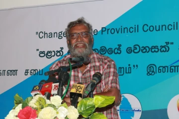 மாகாணசபை முறையை வலுப்படுத்த தயாரிக்கப்பட்ட திட்ட முன்மொழிவு!: மஹிந்த தேசப்பிரியவிடம் கையளிப்பு(Photos)