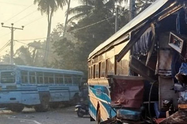 இரண்டு பேருந்துகள் நேருக்கு நேர் மோதி கோர விபத்து | Two Buses Collide Head On Causing Serious Accident இரண்டு பேருந்துகள் நேருக்கு நேர் மோதி கோர விபத்து | Two Buses Collide Head On Causing Serious Accident