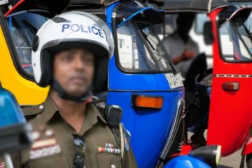 பொலிஸாரைத் தாக்கி சீருடையை கிழித்த முச்சக்கரவண்டி சாரதி