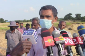 மட்டக்களப்பில் மண் அகழ்விற்கு எதிர்ப்பு தெரிவித்து விவசாயிகள் கவனஈர்ப்பு போராட்டம்