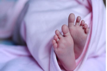 දරු දෙදෙනා ළිඳට දමා සියදිවි නසාගැනීමට තැත් කළ පාපතර මව..