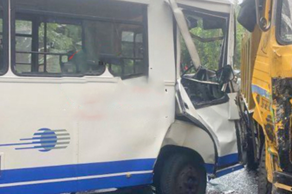 டிப்பர் வாகனத்துடன் மோதி சொகுசு பஸ் விபத்தில் 11 பேர் காயம்! | 11 People Injured Luxury Bus Accident Ratnapura