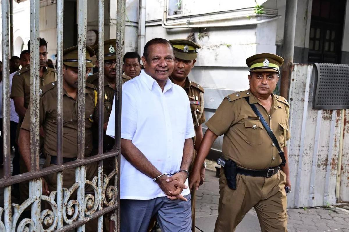 வெலிக்கடை சிறைச்சாலையில் அடைக்கப்பட்ட முன்னாள் அமைச்சர் : வழங்கப்பட்டன ஐம்பர், தகர கோப்பை | In Piyankaras Hand Are Two Jumpers A Tin Plate