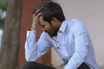 நிம்மதியா இருக்கலாம்ன்னு போனா... இளையராஜா கேள்வியால் நொந்துபோன தனுஷ்