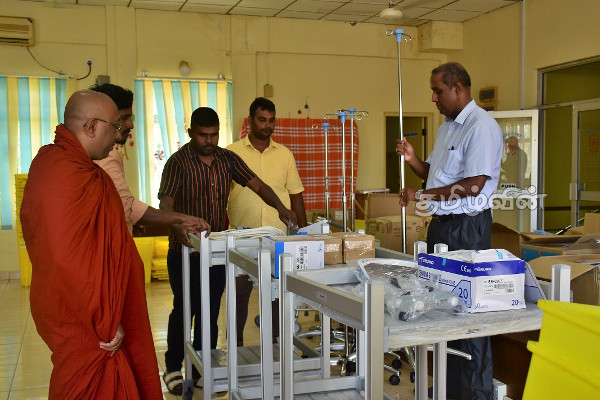மன்னார் மாவட்ட வைத்தியசாலைகளுக்கு மில்லியன் ரூபாய் பெறுமதியான பொருட்கள் கையளிப்பு | Donation Medical Supplies Worth 40 Million Mannar