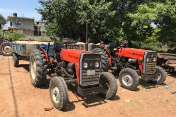 பளையில் சட்டவிரோத மண் அகழ்வு: நால்வர் கைது (Photos)