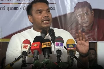 මේ ආණ්ඩුවට අස්වැසුම හරි account එකකට දාගන්නවත් බෑ නාමල් අයෙත් ආණ්ඩුවට දෙහි කපයි