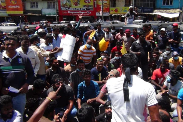 அரசாங்கத்திற்கு எதிராக தலவாக்கலையில் பாரிய போராட்டம் - ஸ்தம்பித்தது போக்குவரத்து! - ஐபிசி தமிழ்