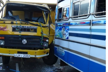 பேருந்து விபத்தில் 13ஆடைத் தொழிற்சாலை ஊழியர்கள் காயம் (Video)