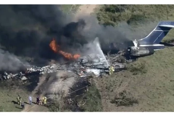 பயணிகளுடன் புறப்பட்ட விமானம் விபத்தில் சிக்கியது! கொளுந்து விட்டு எரியும் பரபரப்பு காட்சி