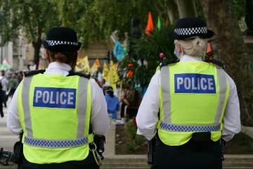 பிரித்தானியாவில் எதிர்ப்பு போராட்டகாரர்கள் மீது தாக்குதல்: 2 பேர் கைது