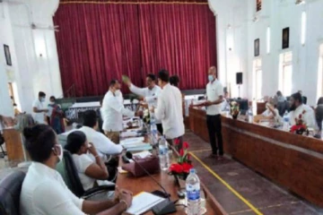 விலையேற்றத்தை பாற்சோறு கொடுத்து கொண்டாடிய பிரதிநிதிகள்