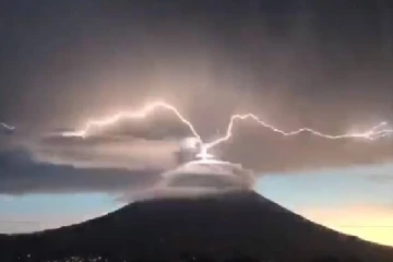 எரிமலையின் மேல் வெட்டும் மின்னல்! பிரம்மிக்க வைக்கும் வீடியோ