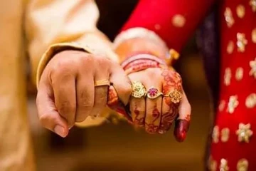 காதலனுக்கு வேறொரு பெண்ணுடன் திருமணம்: நிறுத்த வந்த காதலியின் ஆடையை கிழித்து அரங்கேறிய கொடூரம்