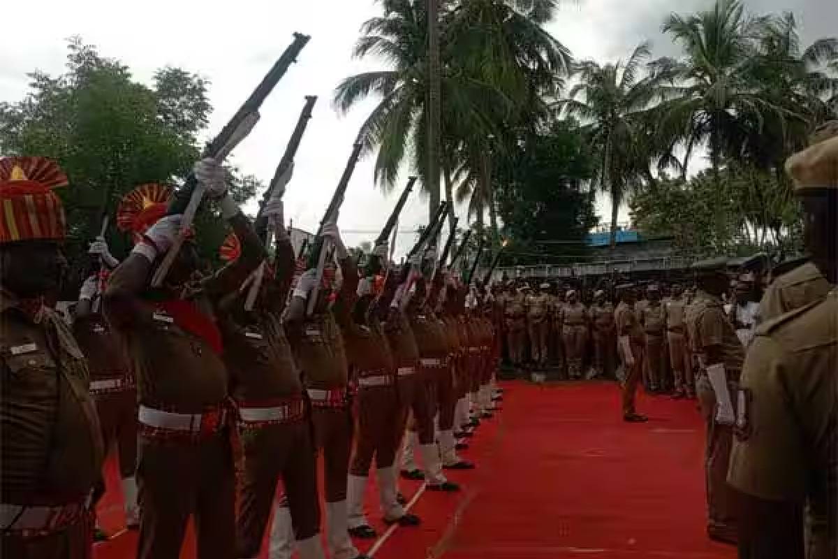 இயக்குநர் இமயம் பாரதிராஜாவுக்கு இறுதி விடை: அரசு மரியாதையுடன் நல்லடக்கம் | Bharathiraja Body Laid To Rest With State Honors இயக்குநர் இமயம் பாரதிராஜாவுக்கு இறுதி விடை: அரசு மரியாதையுடன் நல்லடக்கம் | Bharathiraja Body Laid To Rest With State Honors