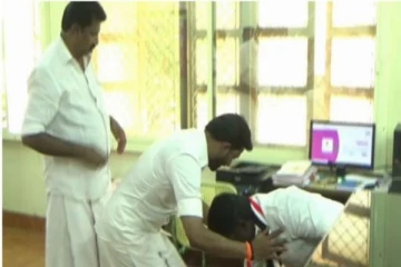 ஓபிஎஸ் மகன் காலில் விழுந்த ஆசிர்வாதம் வாங்கிய எம்.எல்.ஏ! யார் அவர் பாருங்க: கமெராவில் சிக்கிய புகைப்படம்