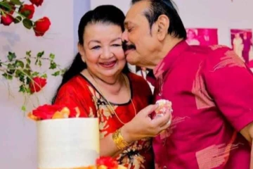 தனது பாதணியை அதிகாரிகளை தூக்க வைத்த மஹிந்த மனைவி; வெடித்த சர்ச்சை !