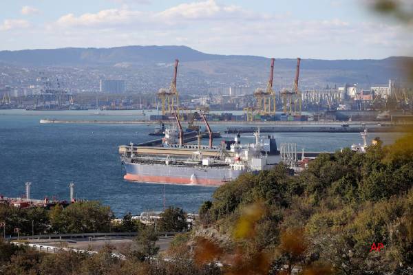 உலகமெங்கும் தடாலடியாக அதிகரிக்கும் கைவிடப்படும் எண்ணெய் கப்பல்களின் எண்ணிக்கை | Abandoned Oil Tankers