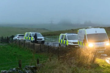 பிரித்தானியா வயல்வெளியில் மனித உடலம் ; 3 பேர் கைது