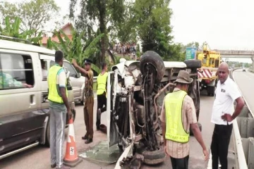அதிவேக நெடுஞ்சாலையில் கோர விபத்து ; நால்வர் படுகாயம்