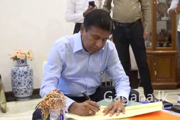 තවත් ප්‍රබල ජනාධිපති ධුර අපේක්ෂකයෙක් නාම යෝජනාවට අත්සන් තබයි. - (VIDEO)