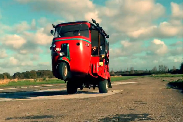 இலங்கையில் அந்தரத்தில் தொங்கும் ஆட்டோ | Auto Hanging In Space In Sri Lanka