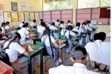 புடவைக்கு பதிலாக வேறு உடை..! பாடசாலை ஆசிரியருக்கு நேர்ந்த கதி