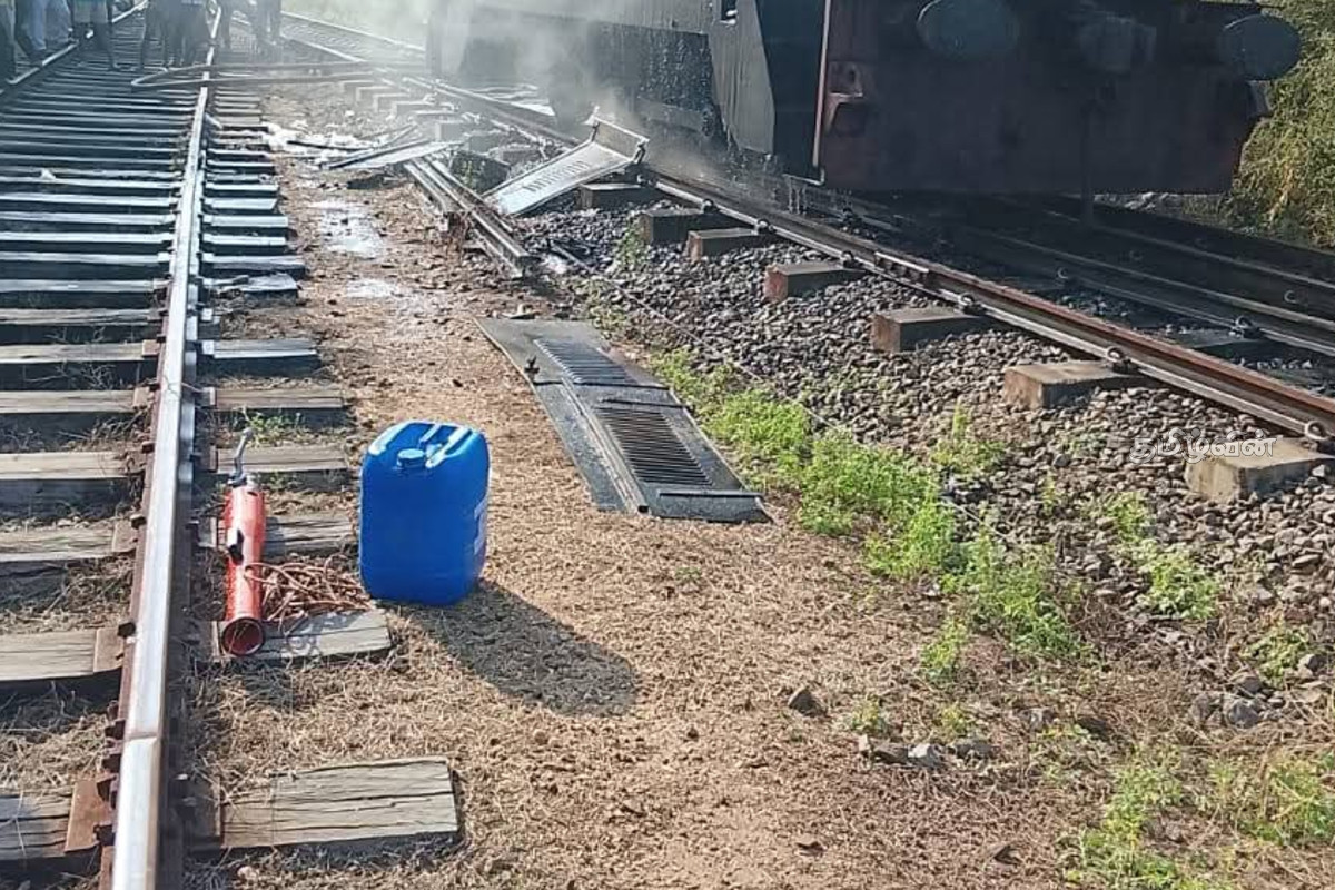 திடீரென தீப்பற்றி எரிந்த தொடருந்து இயந்திரம்: அதிகாரிகள் தீவிர விசாரணை | Trincomalee Train Engine Catches Fire