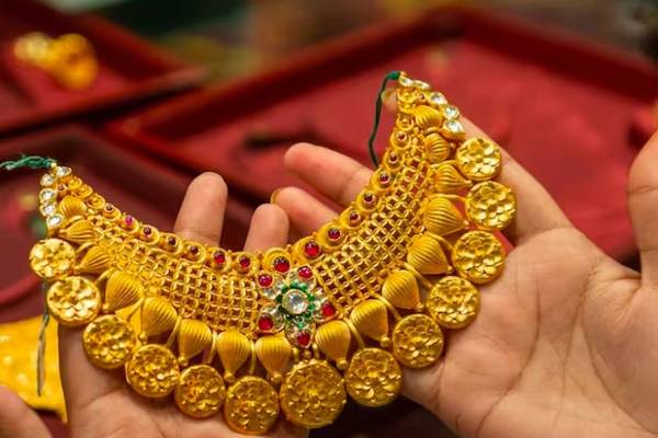 ஒரே நாளில் 12,000 ரூபாயாக அதிகரித்த தங்கத்தின் விலை ; நகை பிரியர்களுக்கு ஷாக் | Gold Price Increases 12 000 Shock Jewellery Lovers