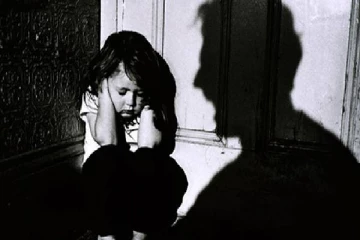 வேறு ஒருவருடன் வாழும் மனைவி-பிள்ளைகளை கொடுமைப்படுத்திய தந்தை