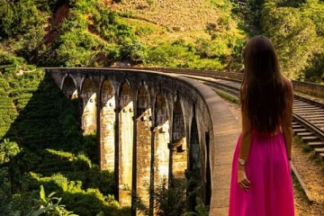 தொடருந்தில் மோதி யுவதியொருவர் உயிரிழப்பு